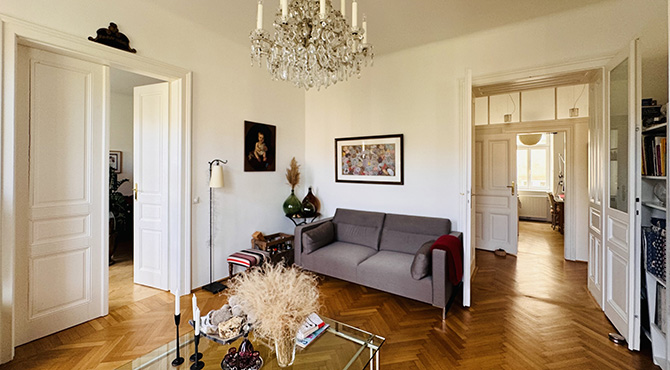 ELEGANTE ALTBAUWOHNUNG MIT BLICK AUF DEN AUMANNPLATZ
