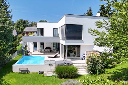 Immobilie Luxus im Grünen: Architektenvilla mit mediterranem Flair und Alpenpanorama