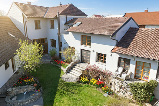 Immobilie Ein Vierkanthof wie aus dem Bilderbuch – liebevoll renoviertes Wohnhaus und traumhafter Innenhof